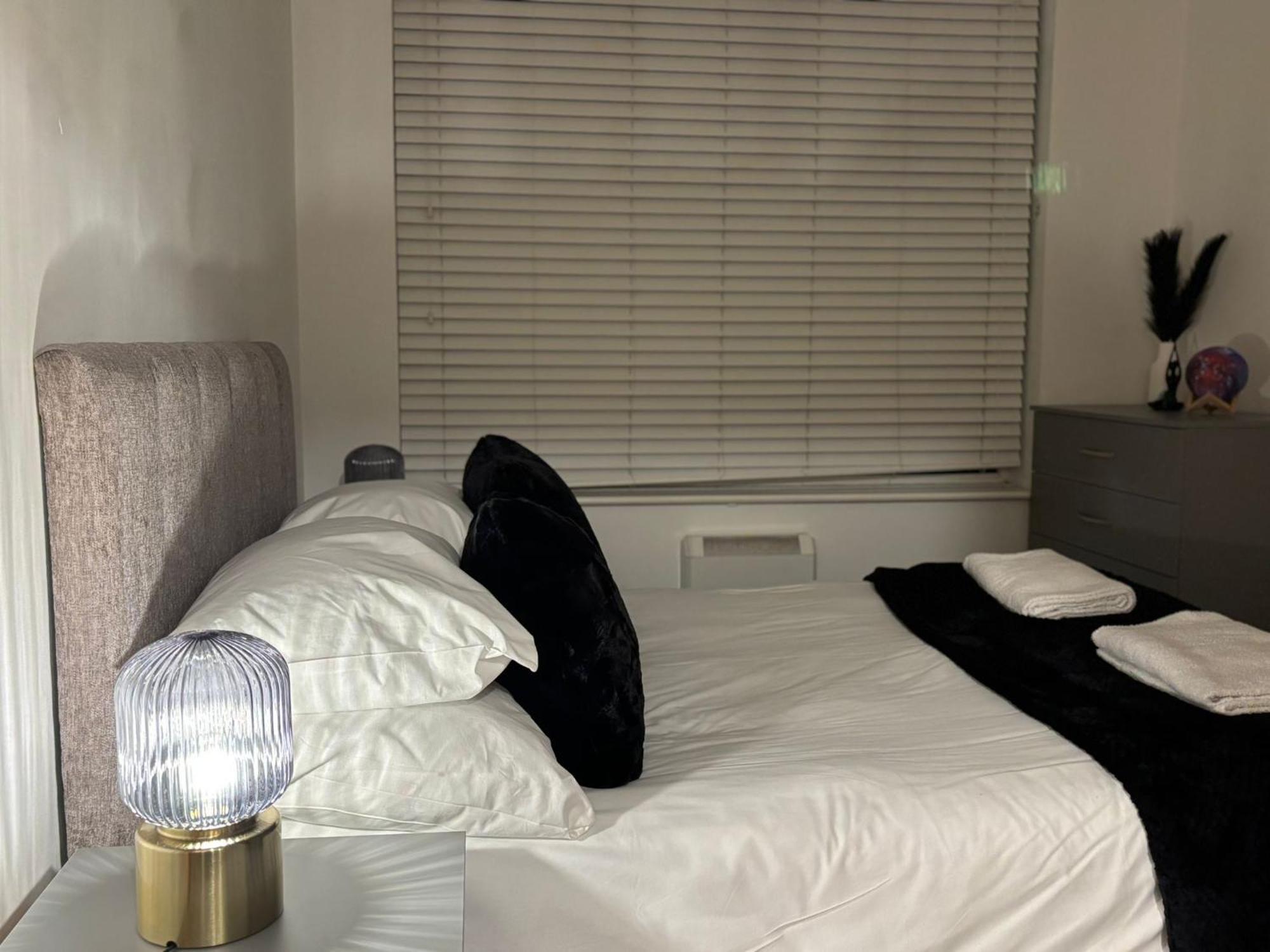 24-7 Secured City Centre Apartments With Free Underground Parking And Wifi 伯明翰 外观 照片