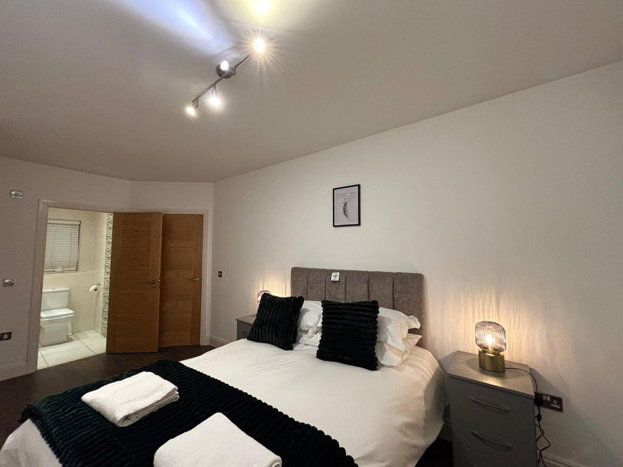 24-7 Secured City Centre Apartments With Free Underground Parking And Wifi 伯明翰 外观 照片