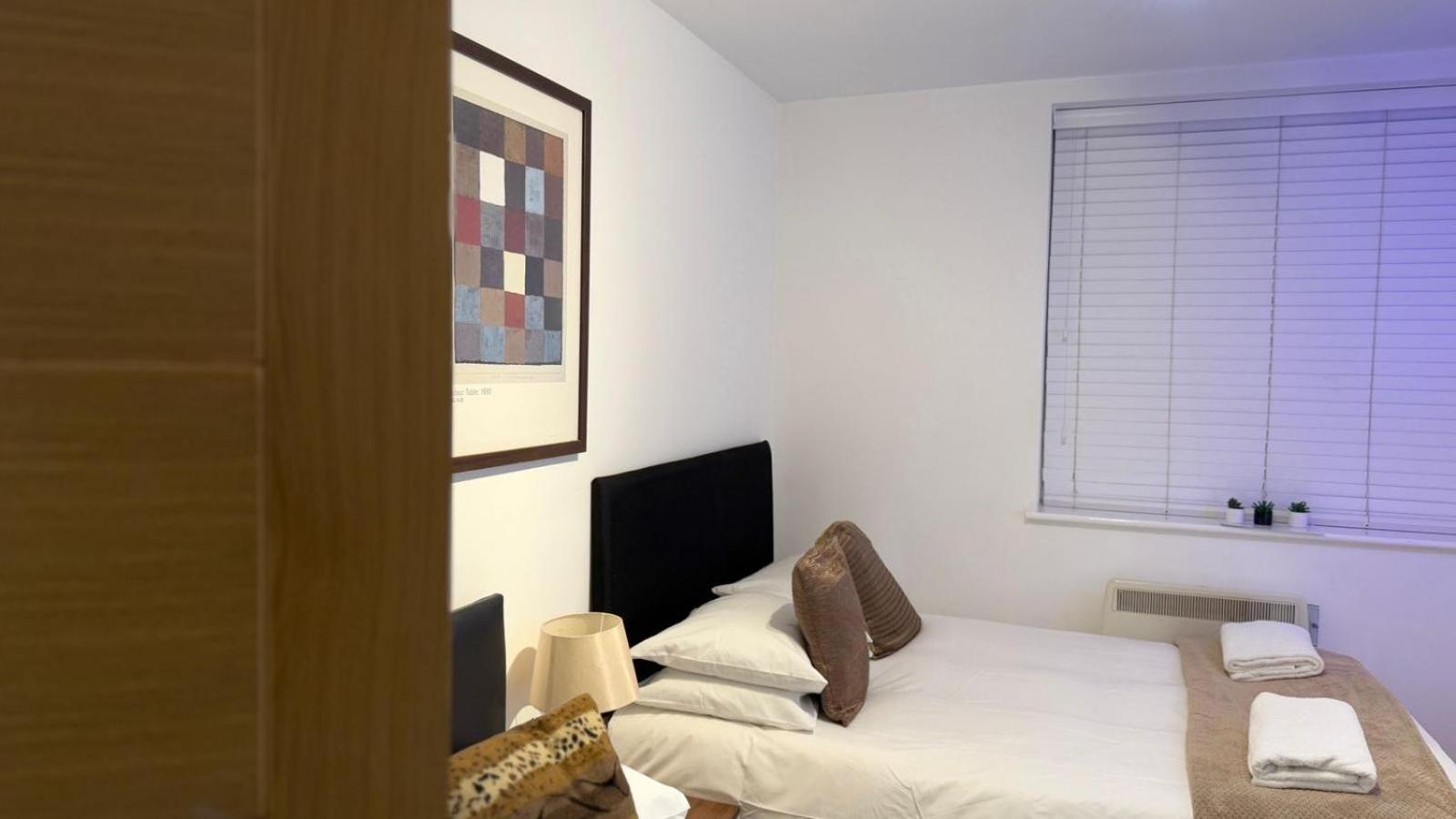 24-7 Secured City Centre Apartments With Free Underground Parking And Wifi 伯明翰 外观 照片